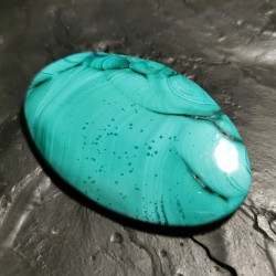 Malachite - galet pièce unique 2 - 4ème chakra
